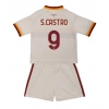 AS Roma Santiago Castro #9 Bortatröja Barn 2026-27 Kortärmad (+ Korta byxor) AS Roma Santiago Castro #9 Bortatröja Barn 2026-27 Kortärmad (+ Korta byxor)